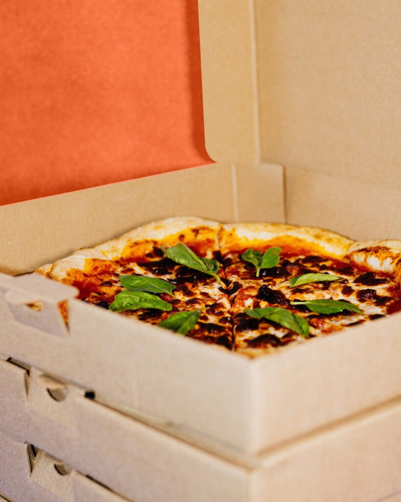 Otvorená pizza krabice s pizzou